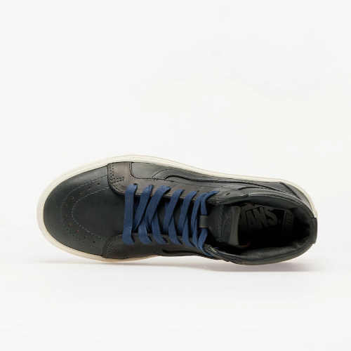 černé boty s modrými tkaničkami